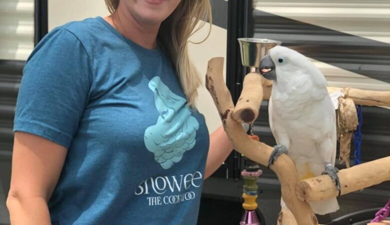 What kind of cage is best for a cockatoo?