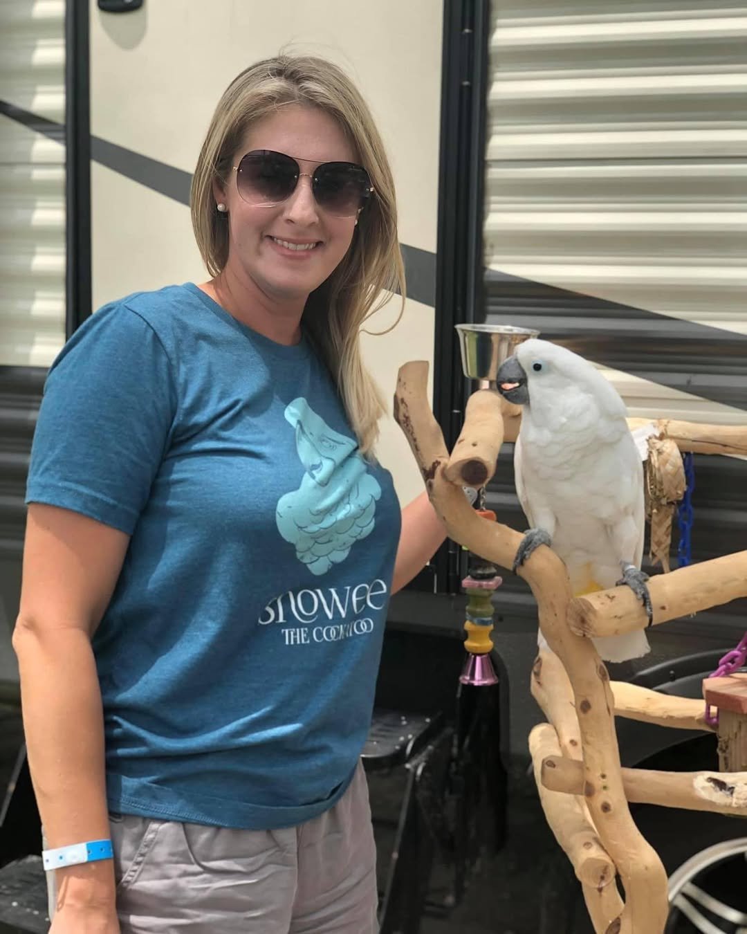What kind of cage is best for a cockatoo?